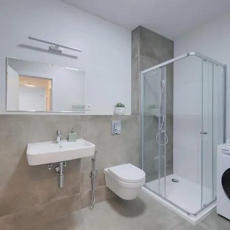 Bazova With Free Parking Apartmán